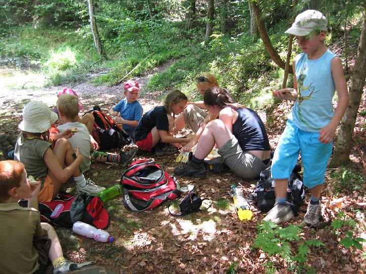 209 - Aby to těm nejmladším nebylo líto, tak k obědu měli také chleba s paštikou nebo sýrem.JPG